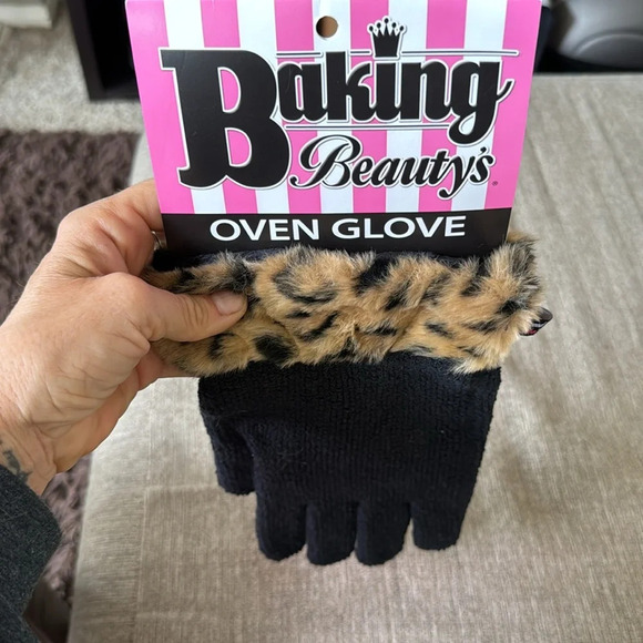 BAKING BEAUTY'S OVEN GLOVE black animal print NWT BY HOLLYWOOD KITCHEN - Picture 10 of 10